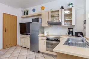 Kühlschrank, Mikrowelle, Ofen, Herdplatte