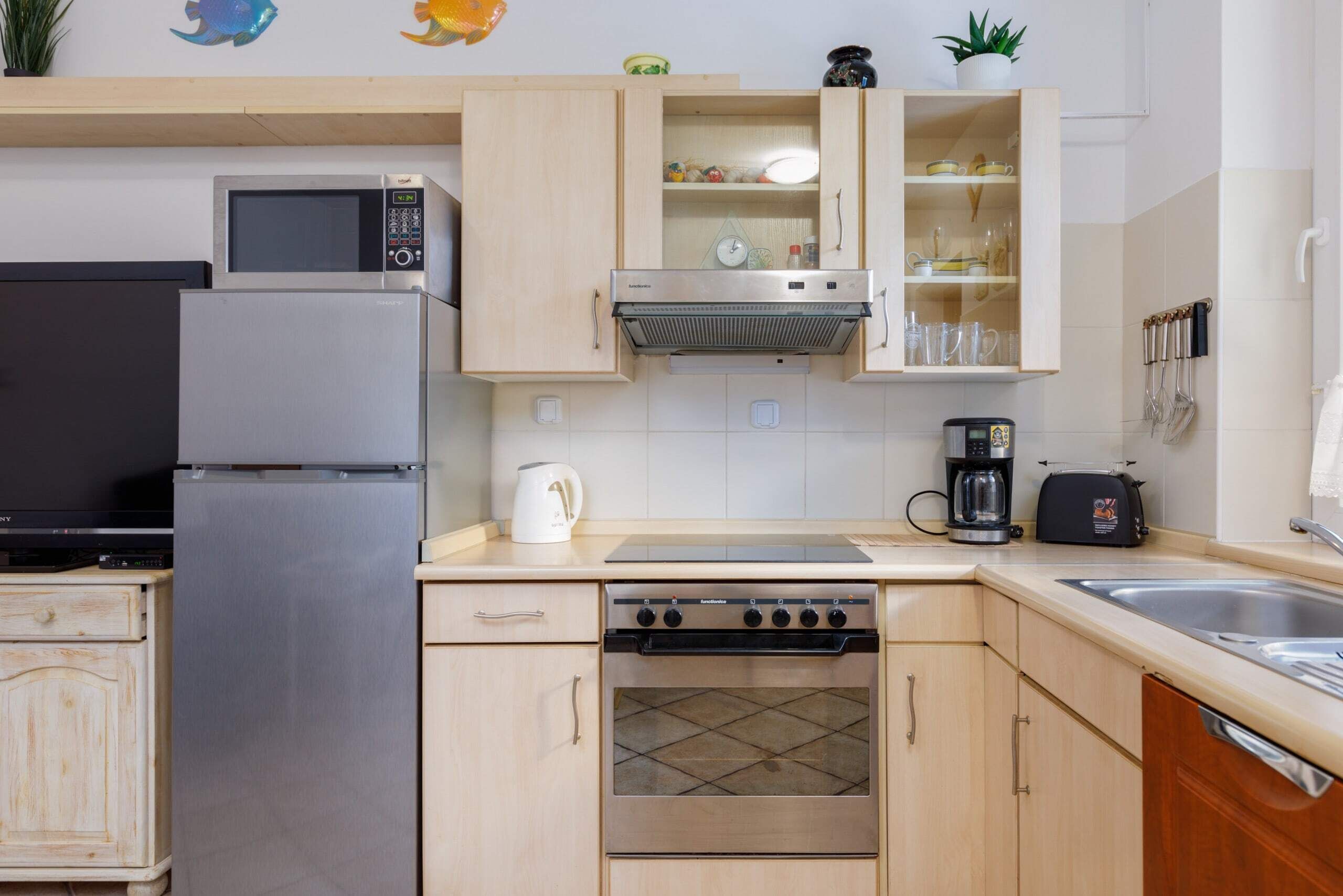 Kjøleskap, mikrobølgeovn, ovn og kokeplater