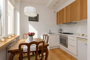 Refrigerador, horno, placa de cocina, cafetera/tetera