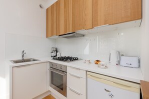 冷蔵庫、オーブン、コンロ、コーヒー / ティーメーカー