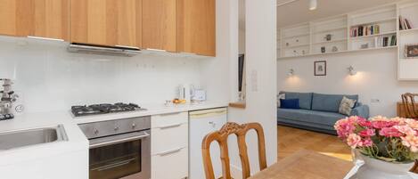 Fridge, oven, stovetop, coffee/tea maker