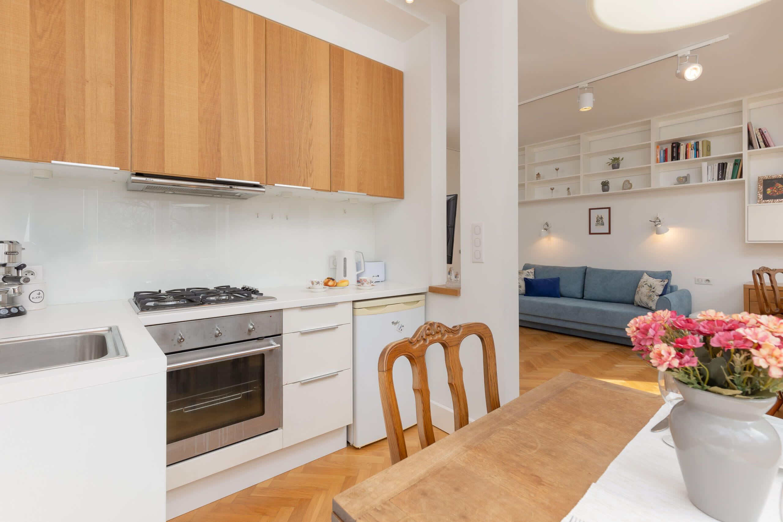 Fridge, oven, stovetop, coffee/tea maker