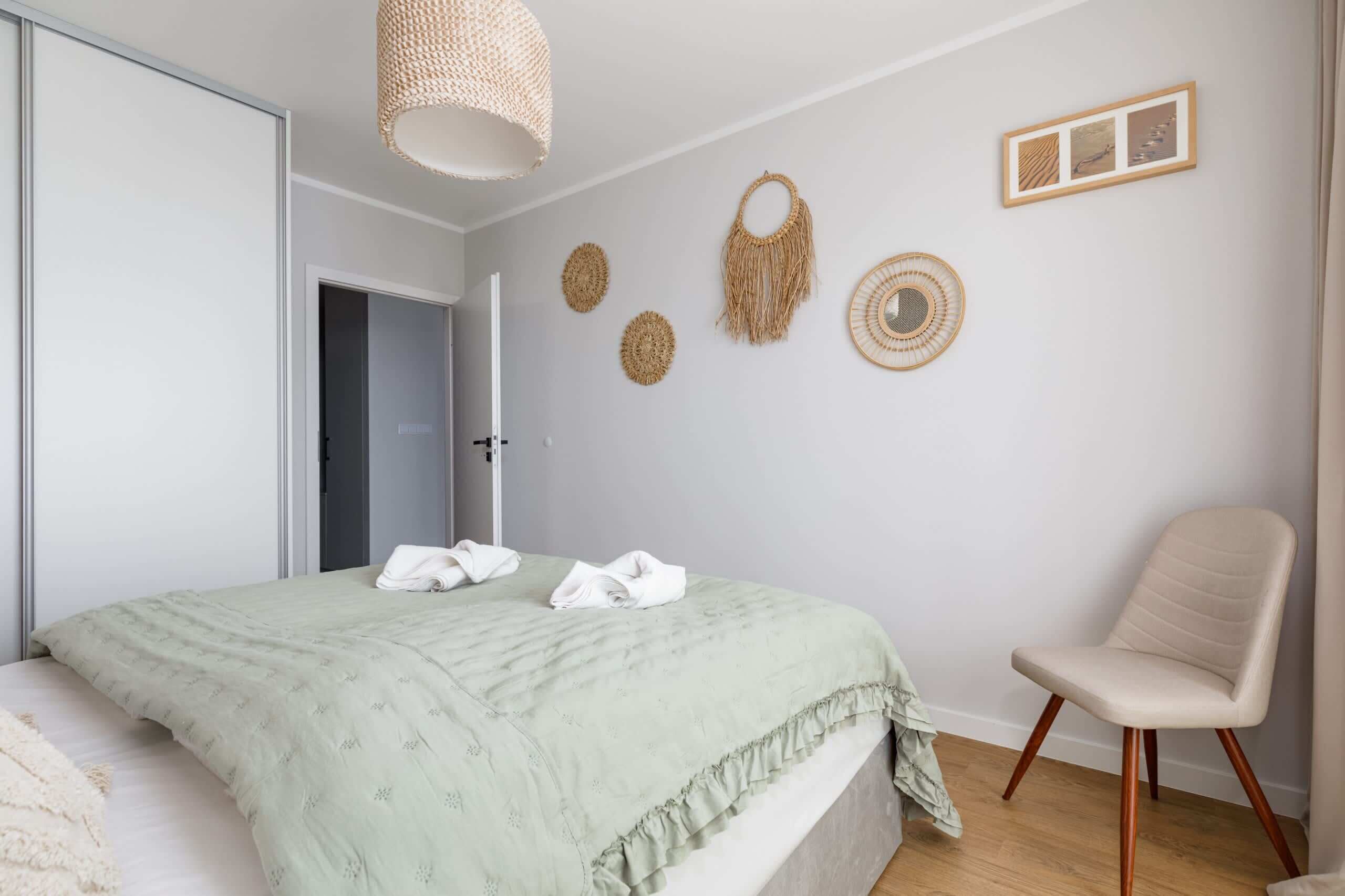 1 slaapkamer, een bureau, een strijkplank/strijkijzer, reisbedje