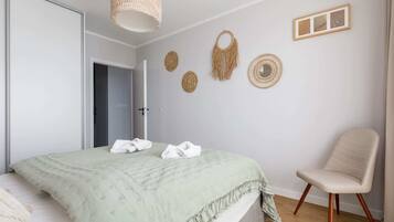 1 slaapkamer, een bureau, een strijkplank/strijkijzer, reisbedje