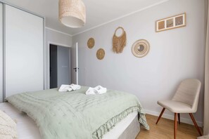 1 chambre, bureau, fer et planche à repasser, lit parapluie