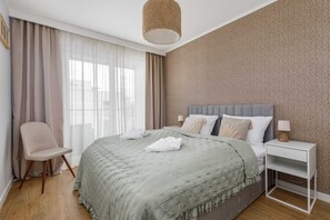 1 slaapkamer, een bureau, een strijkplank/strijkijzer, reisbedje