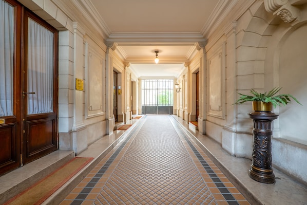 Interior - Postcards from the Eiffel Tower, by Veeve (Paris)