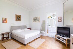 3 bedrooms, desk, WiFi, bed sheets - Postcards from the Eiffel Tower, by Veeve (Paris)