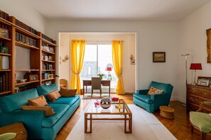 TV - Postcards from the Eiffel Tower, by Veeve (Paris)