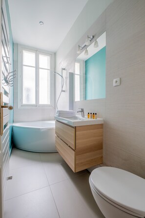 Badewanne, Haartrockner, Handtücher