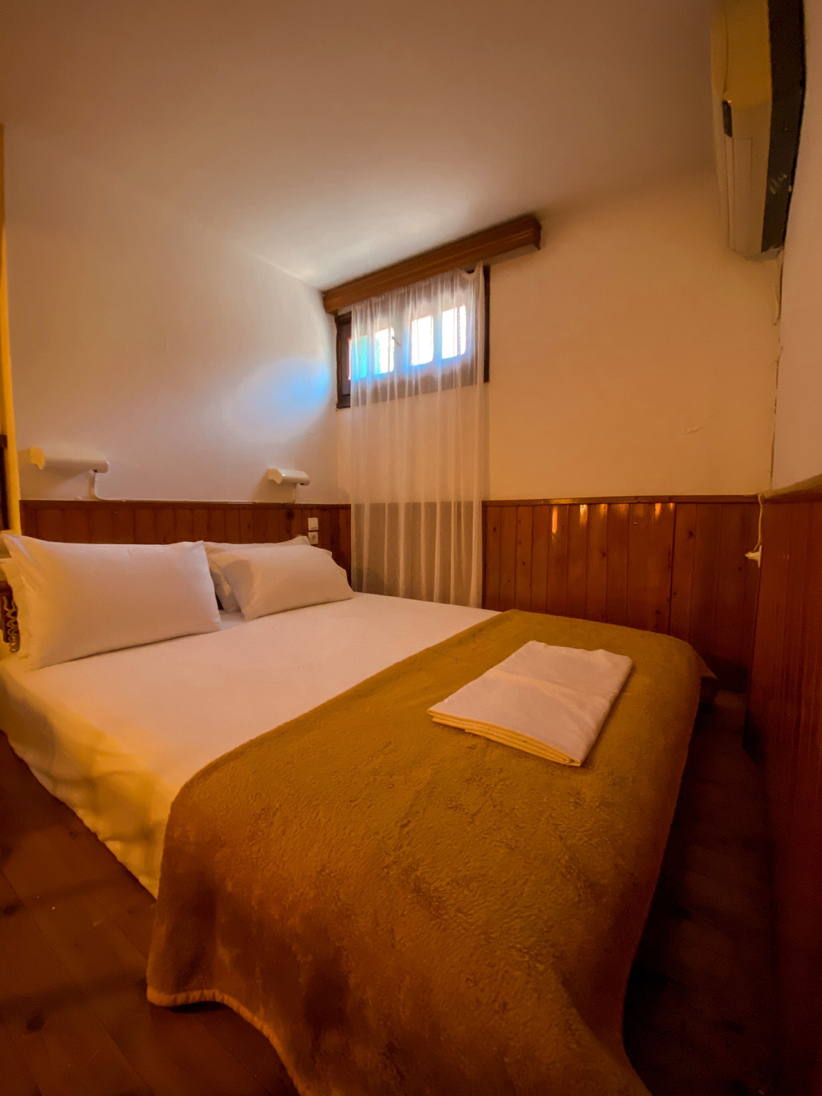 Desk, laptop workspace, free WiFi, bed sheets