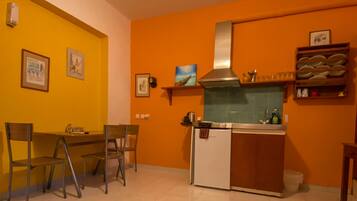 Habitación cuádruple clásica | Escritorio, espacio para trabajar con laptop y wifi gratis