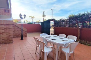 Outdoor dining - Discover this amazing ground floor apartment in one of the most central and convenient buildings in Marina d'Or! Located second line beach, the Playa Coral II building offers you direct access to all the amenities you need, just across the street!With su (Oropesa del Mar)