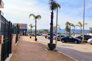 Property grounds - Discover this amazing ground floor apartment in one of the most central and convenient buildings in Marina d'Or! Located second line beach, the Playa Coral II building offers you direct access to all the amenities you need, just across the street!With su (Oropesa del Mar)