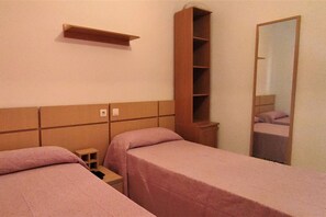 2 bedrooms, WiFi - Discover this amazing ground floor apartment in one of the most central and convenient buildings in Marina d'Or! Located second line beach, the Playa Coral II building offers you direct access to all the amenities you need, just across the street!With su (Oropesa del Mar)