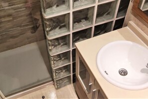 Kombinert dusj/badekar og bidé