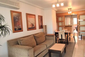 TV - Discover this amazing ground floor apartment in one of the most central and convenient buildings in Marina d'Or! Located second line beach, the Playa Coral II building offers you direct access to all the amenities you need, just across the street!With su (Oropesa del Mar)