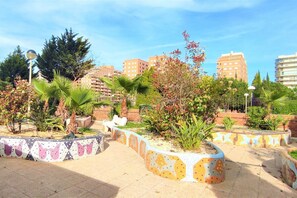 Property grounds - Discover this amazing ground floor apartment in one of the most central and convenient buildings in Marina d'Or! Located second line beach, the Playa Coral II building offers you direct access to all the amenities you need, just across the street!With su (Oropesa del Mar)