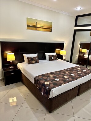 In-room safe, desk, laptop workspace, blackout drapes - Hotel Fátima  (Tete)