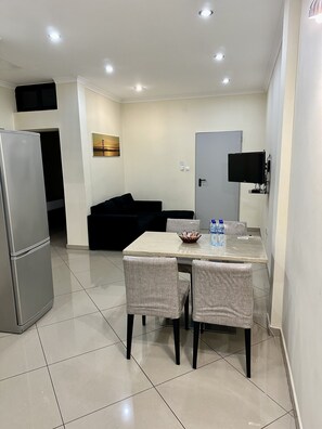 Executive Apartment, 2 Bedrooms, River View | Living area