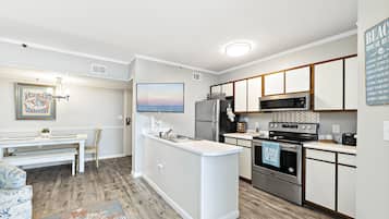 Condo familiar, 2 habitaciones, balcón, frente al mar | Cocina privada | Refrigerador, microondas, horno y parrilla de estufa