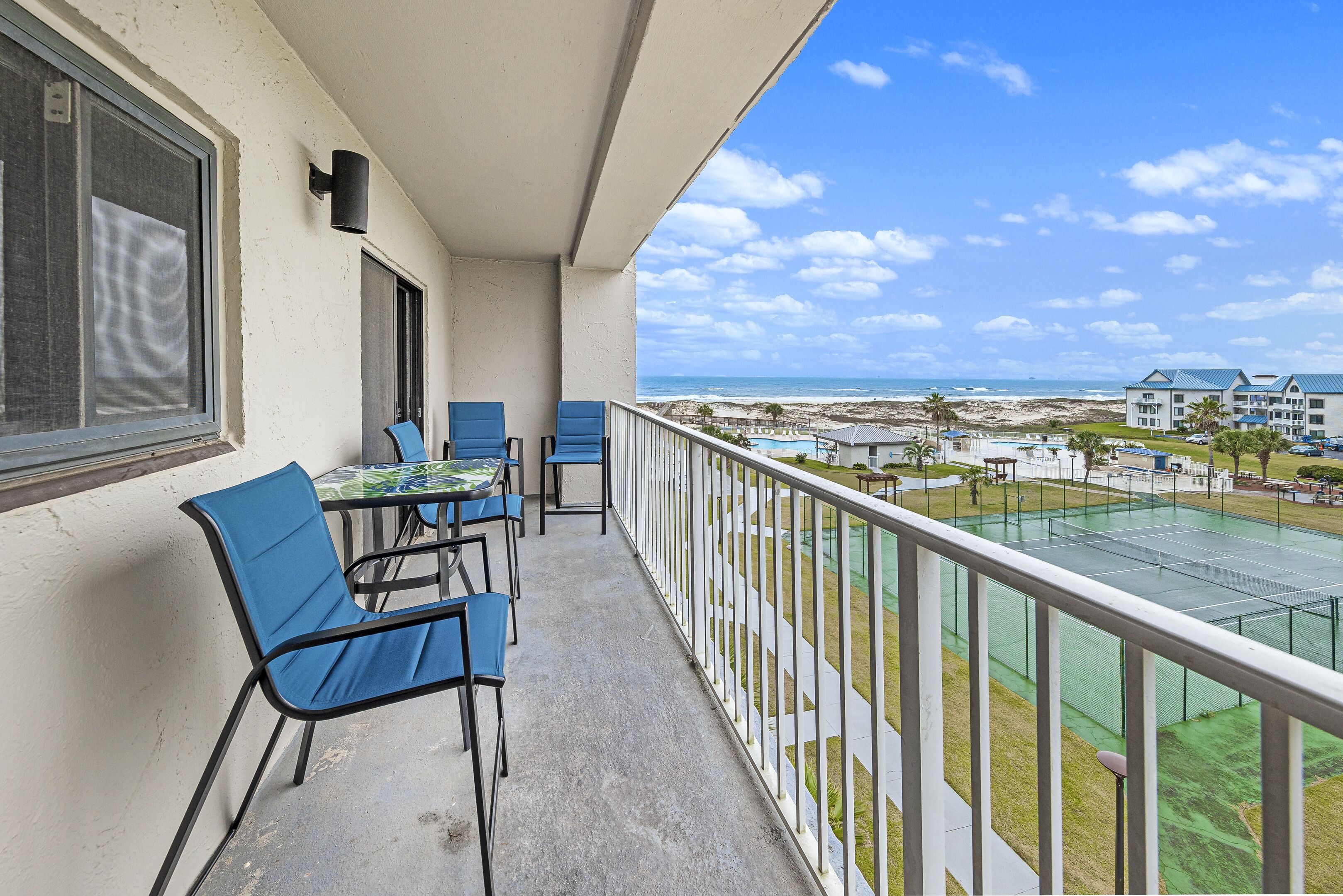 Perhehuoneisto, 2 makuuhuonetta, parveke, rannan lähellä | Parveke