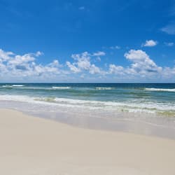 Di pantai, pasir putih