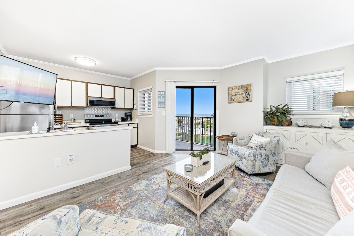 Condo familiar, 2 habitaciones, balcón, frente al mar | Sala de estar | Smart TV de 50 pulgadas con canales digitales y televisión