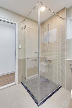 Kamar Quadruple Keluarga, balkon | Kamar mandi | Shower, perlengkapan mandi gratis, pengering rambut, dan kloset