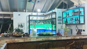 Bar tepi kolam renang
