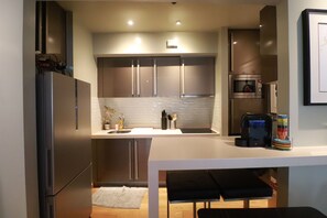 Kjøleskap, mikrobølgeovn, ovn og kokeplater