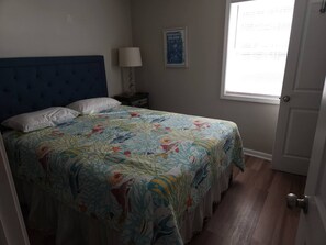 1 bedroom, free WiFi, bed sheets - Steps to the Ocean! 152 (North Topsail Beach)