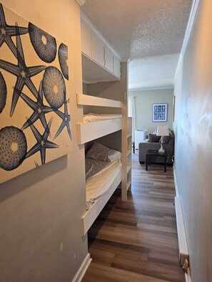 1 bedroom, free WiFi, bed sheets - Steps to the Ocean! 152 (North Topsail Beach)