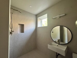 Douche, séchoir à cheveux, serviettes fournies, savon