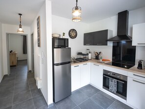 Kjøleskap, ovn, kokeplater og oppvaskmaskin