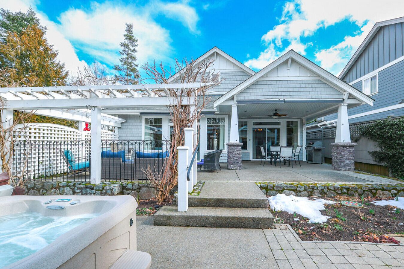 Pristine Rancher 3 bdrm rancher detached gym hot tub min to Cow Bay