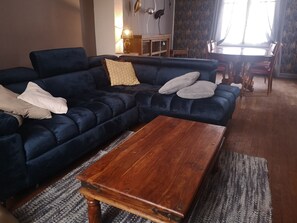 Fernseher, DVD-Player, Bücher