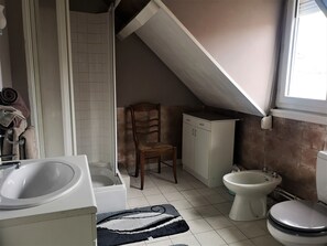 Dusche, Haartrockner, Bidet, Handtücher