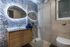 Shower, hair dryer, towels, soap - Sandstone Court - A8 (Wied il-Ghajn)