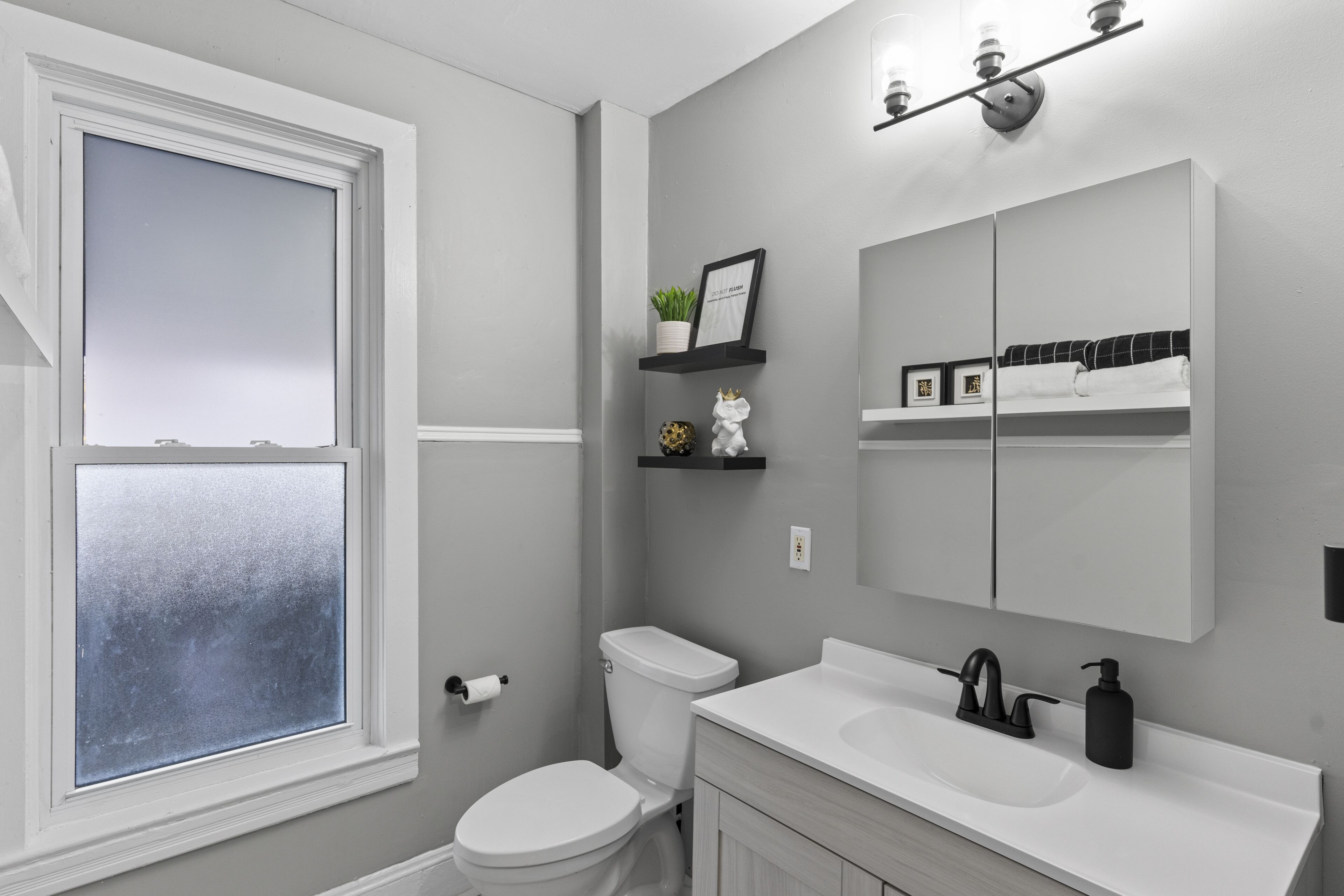 Clean & spacious 3BR in downtown Windsor with Lndry & Prkng