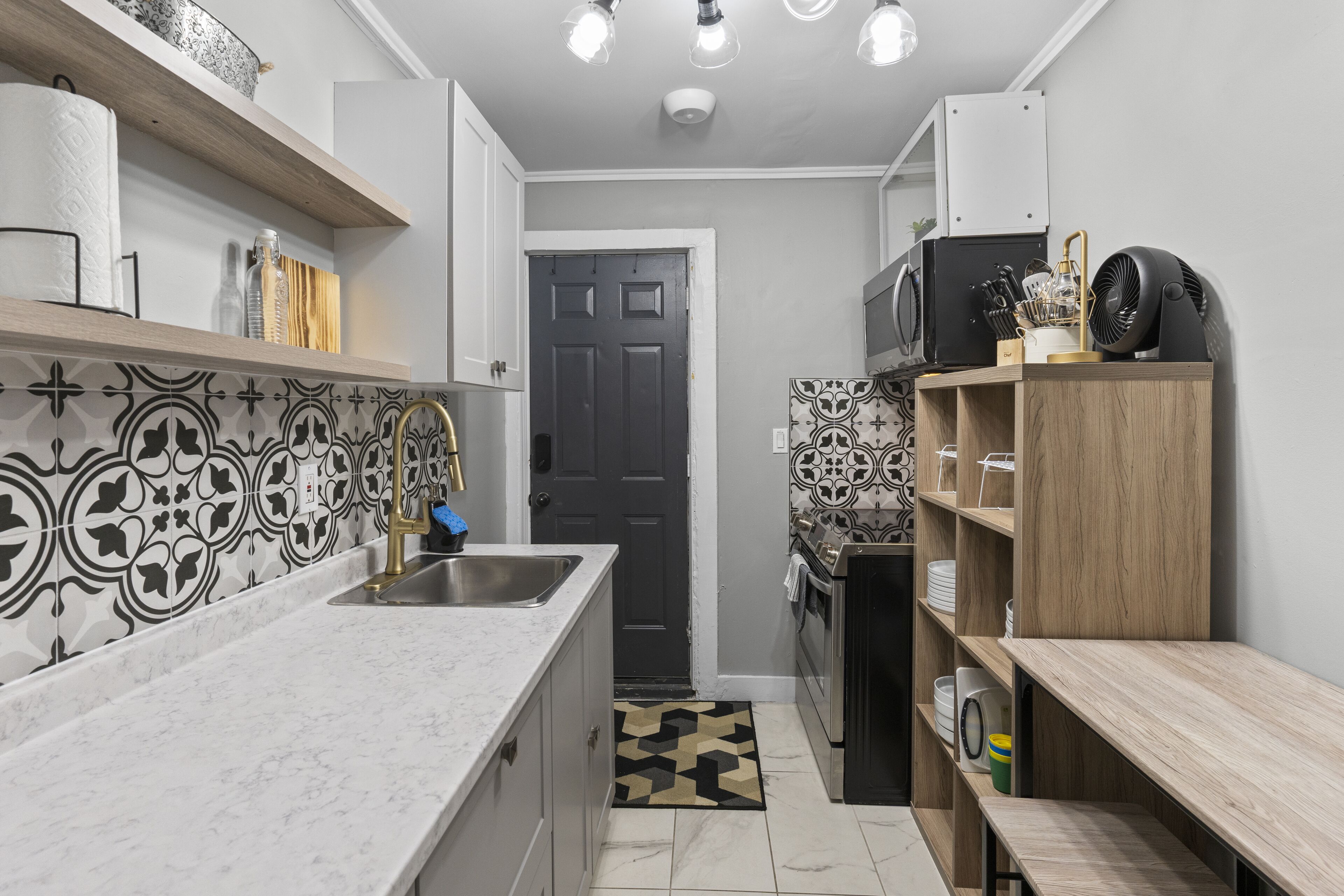 Clean & spacious 3BR in downtown Windsor with Lndry & Prkng