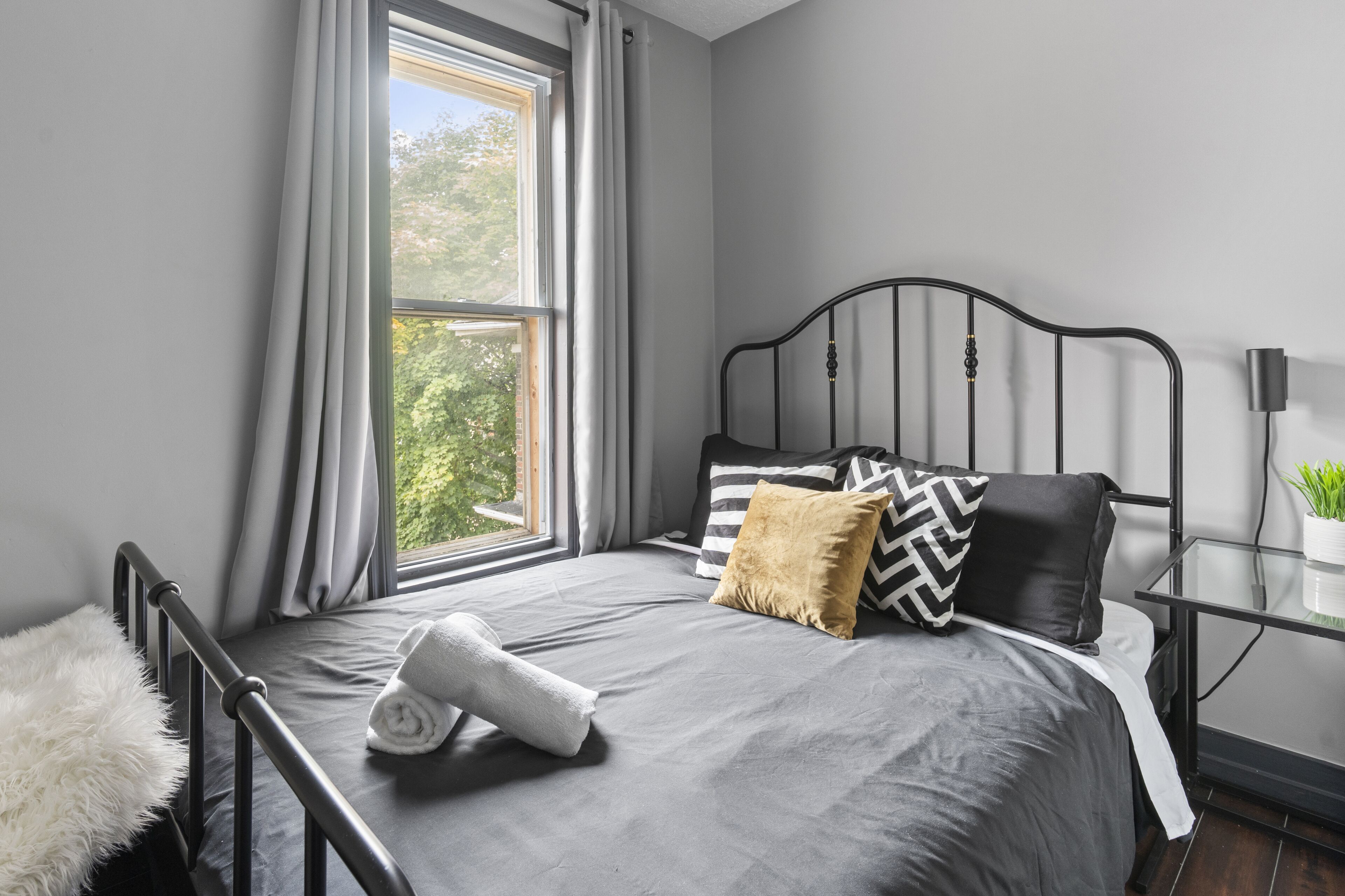 Clean & spacious 3BR in downtown Windsor with Lndry & Prkng