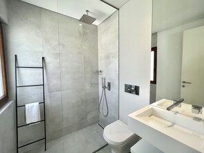Dusche, Haartrockner, Handtücher