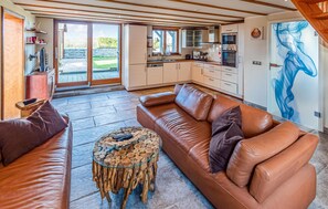 Televisión, chimenea y estéreo