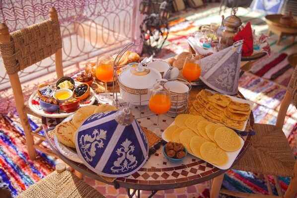 朝食 (郷土料理)、毎日提供 (無料)