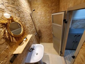 デラックス ダブルルーム | バスルーム | シャワー、バスアメニティ (無料)、ヘアドライヤー、タオル