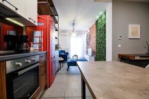 Réfrigérateur, four, batterie de cuisine, vaisselle et ustensiles