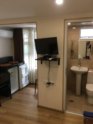 Dusche, Haartrockner, Handtücher, Seife