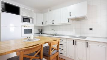 Een koelkast, een microgolfoven, een oven, een kookplaat