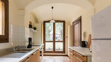 Fridge, oven, coffee/tea maker, electric kettle